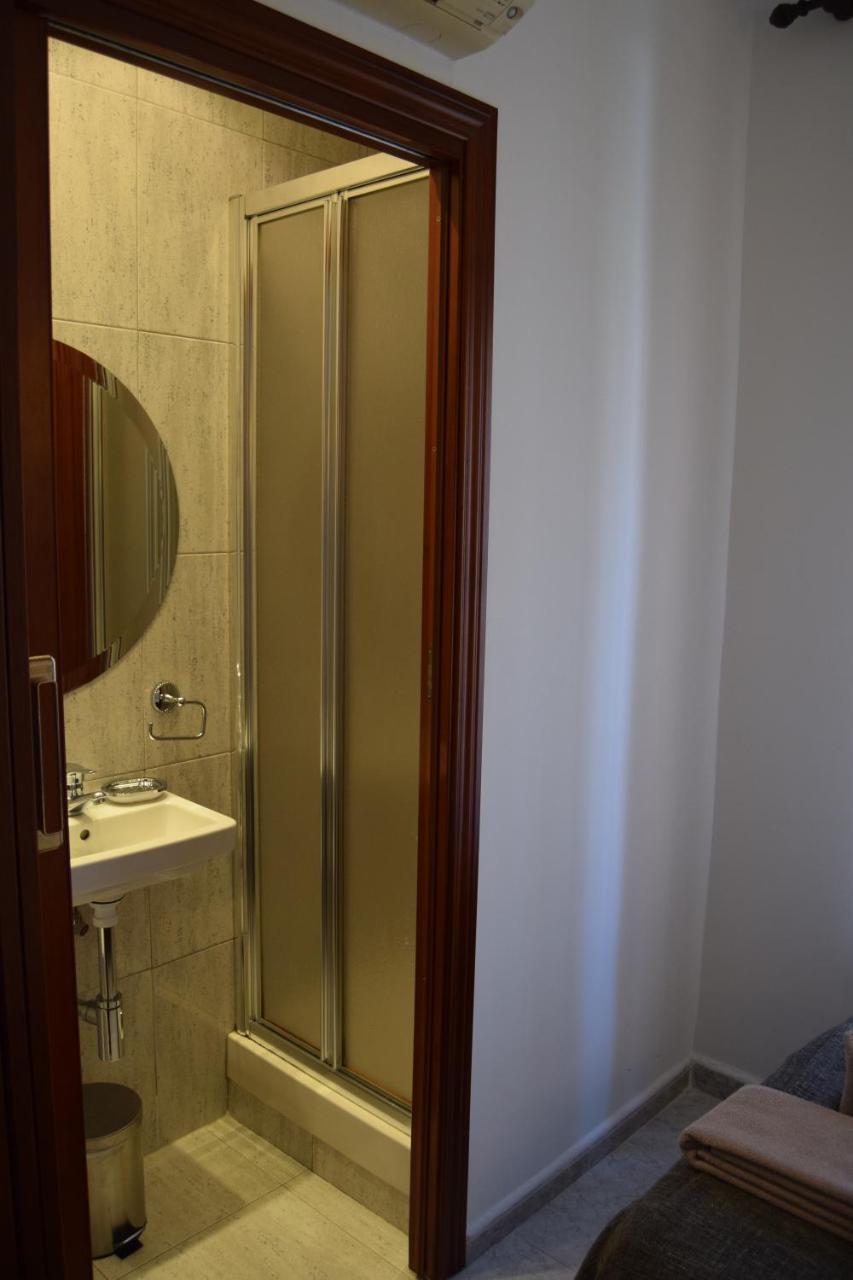 Hostal Rofer Madrid Eksteriør bilde